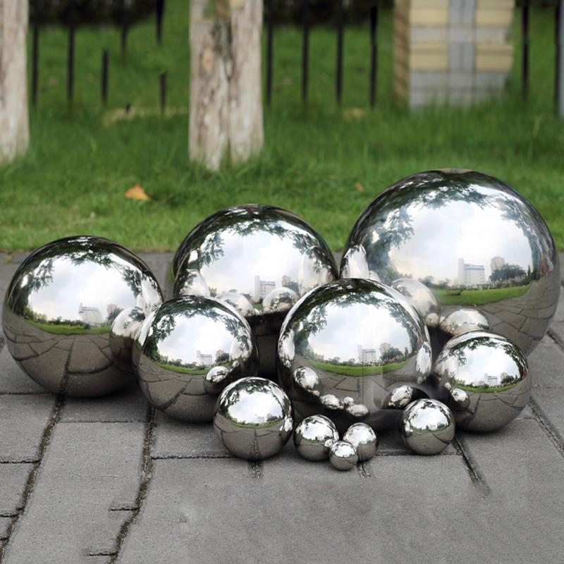 Glänzende Gartensphäre aus Edelstahl – Reflektierende Dekokugel