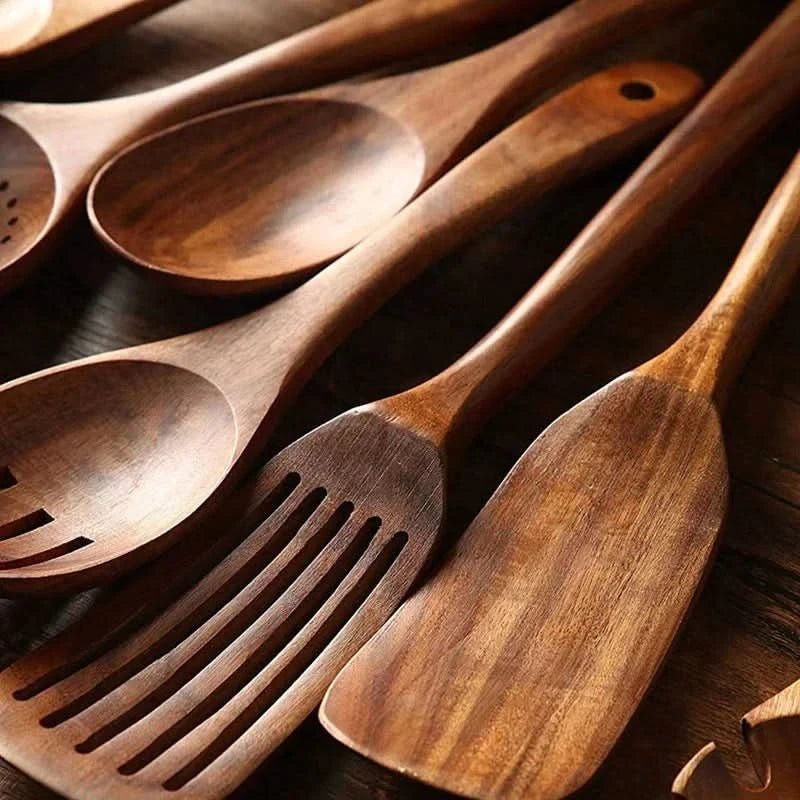 10dílná sada kuchyňského náčiní z masivního teakového dřeva — ergonomické rukojeti, leštěná kresba dřeva