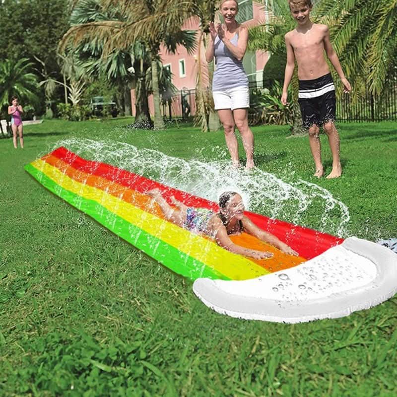 AquaSprint Glide trailová vodní skluzavka — design pro snadné srolování, připojení k vodovodnímu kohoutku, mlžicí pás