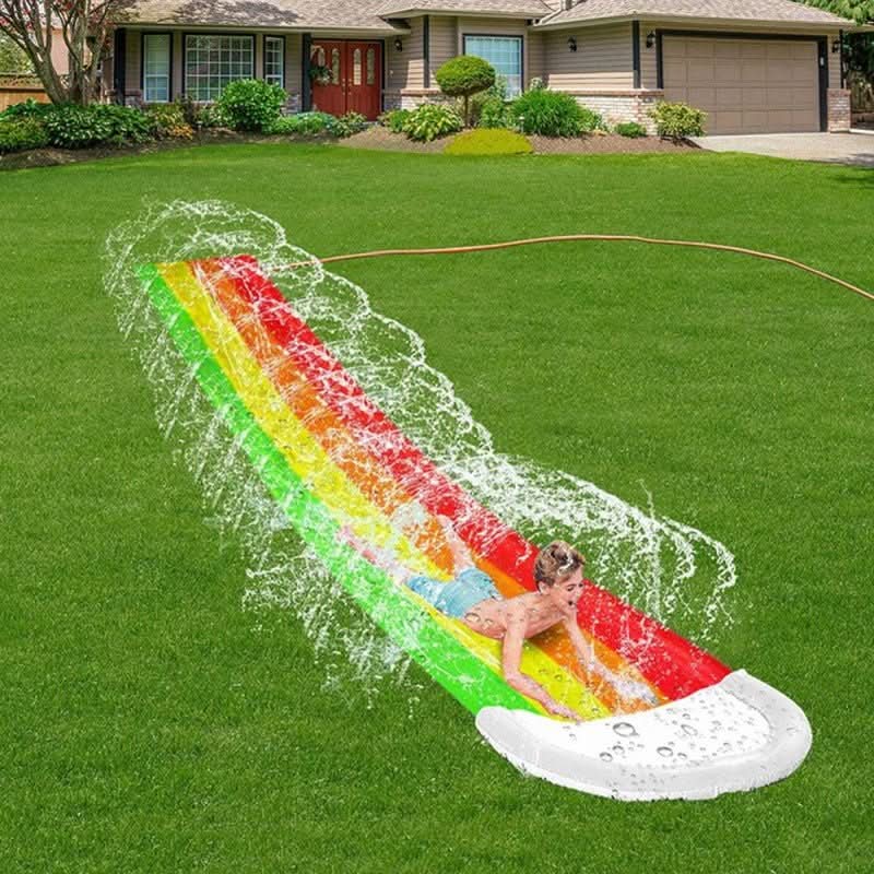 AquaSprint Glide trailová vodní skluzavka — design pro snadné srolování, připojení k vodovodnímu kohoutku, mlžicí pás