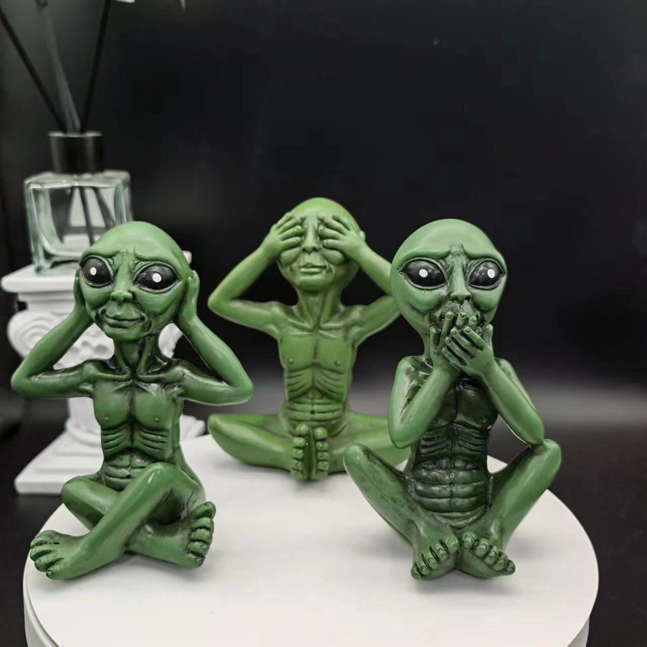 Alien Statue made of Resin for Garden & Outdoor Area | ventumra