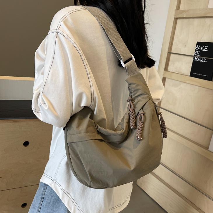 EVERCARRY – Nylon shoulder bag with smart compartments for everyday use | ventumra